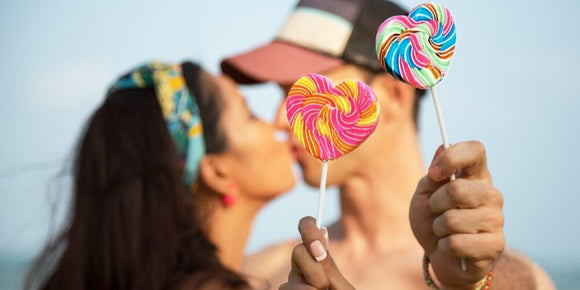 World Kiss Day Bacio in Spiaggia