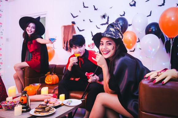 Gruppo di giovani amici che si divertono in un party di halloween a casa