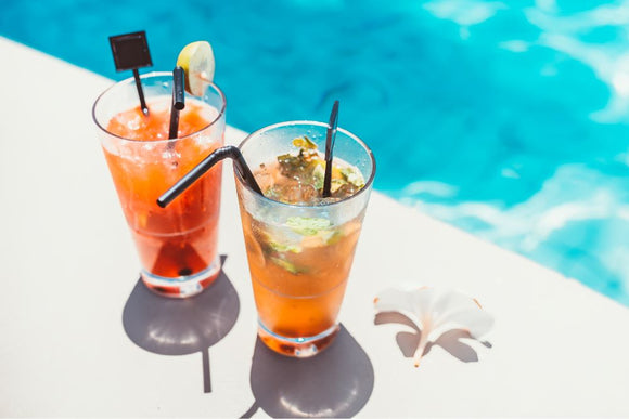 Cocktail con caramelle gommose in ghiaccio a bordo piscina